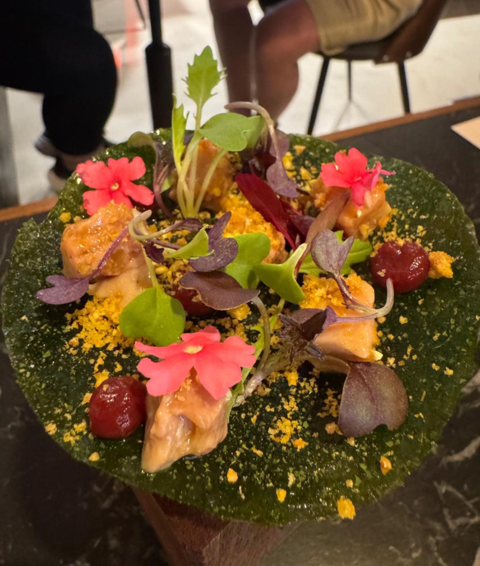 Carpaccio con pétalos de flores comestibles de Ibiza Púnica