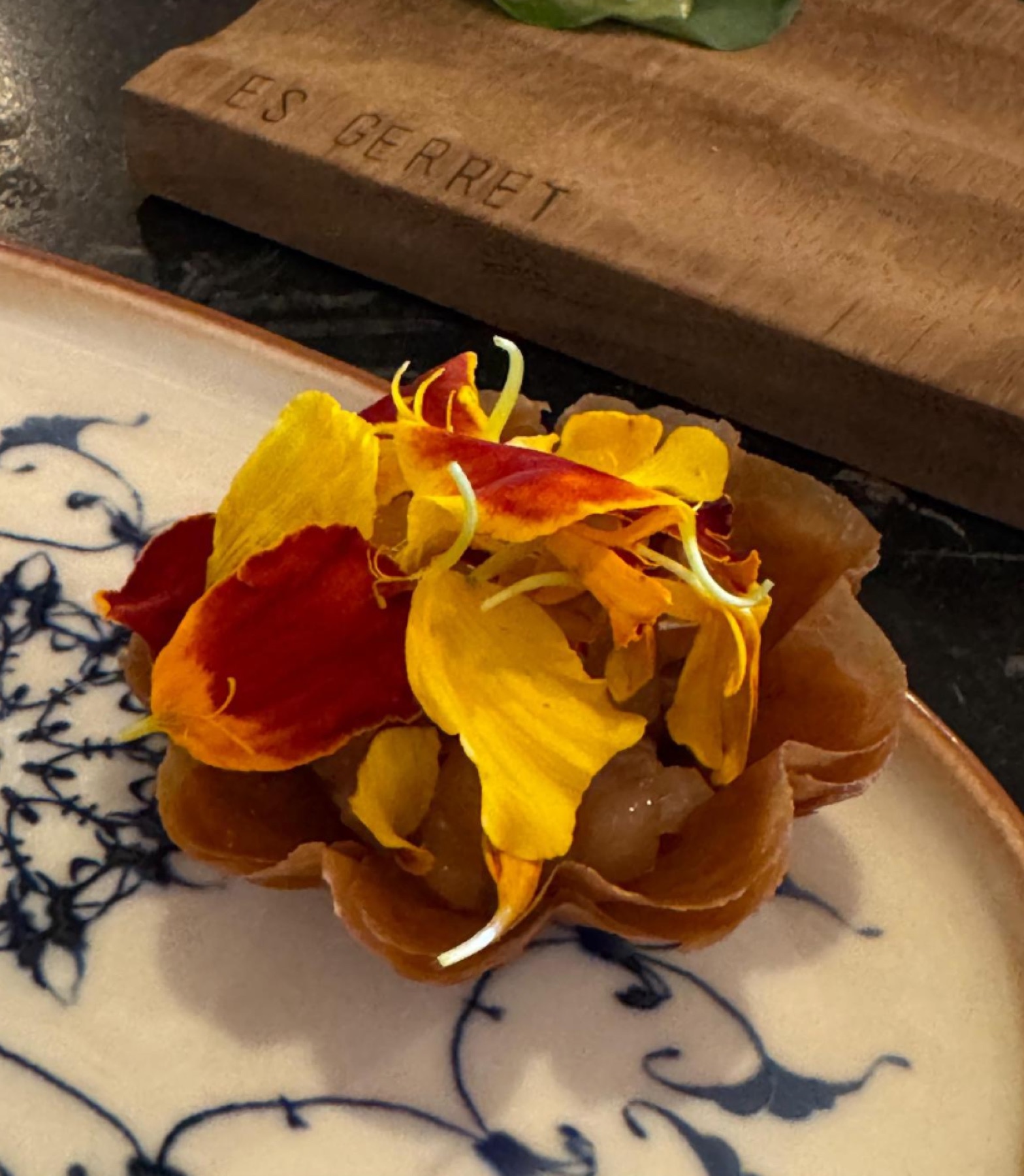 Plato de alta cocina con flores comestibles de Ibiza Púnica