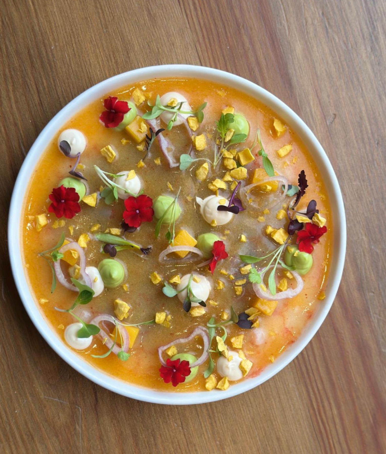 Tartar con pétalos de flores comestibles de Ibiza Púnica