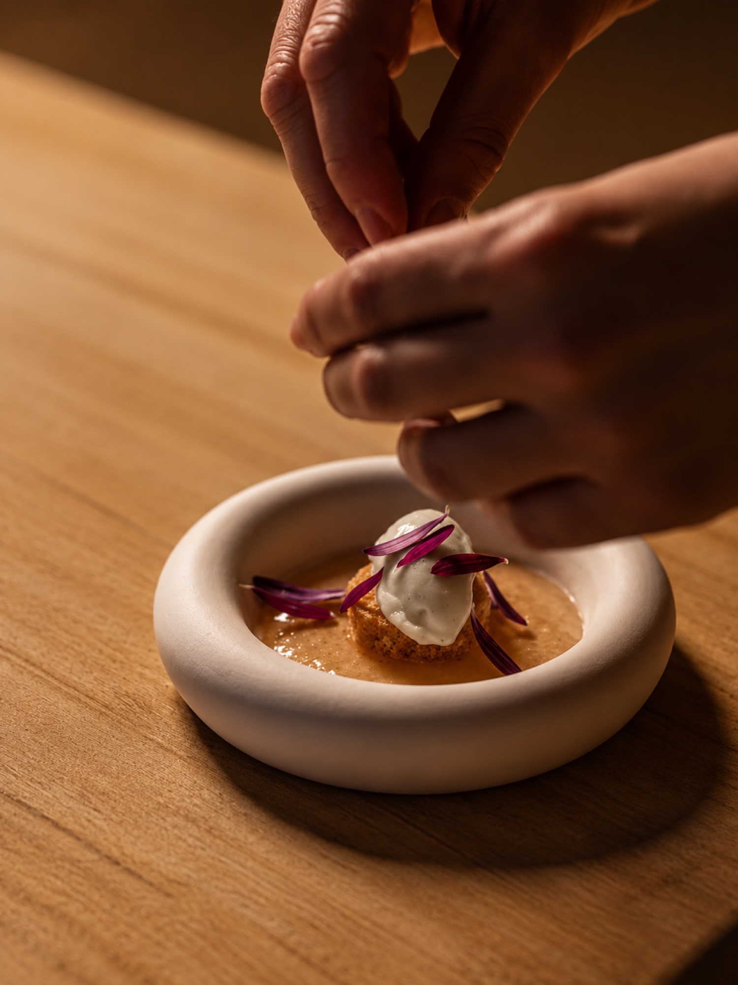 Ceviche fresco decorado con flores comestibles de Ibiza Púnica