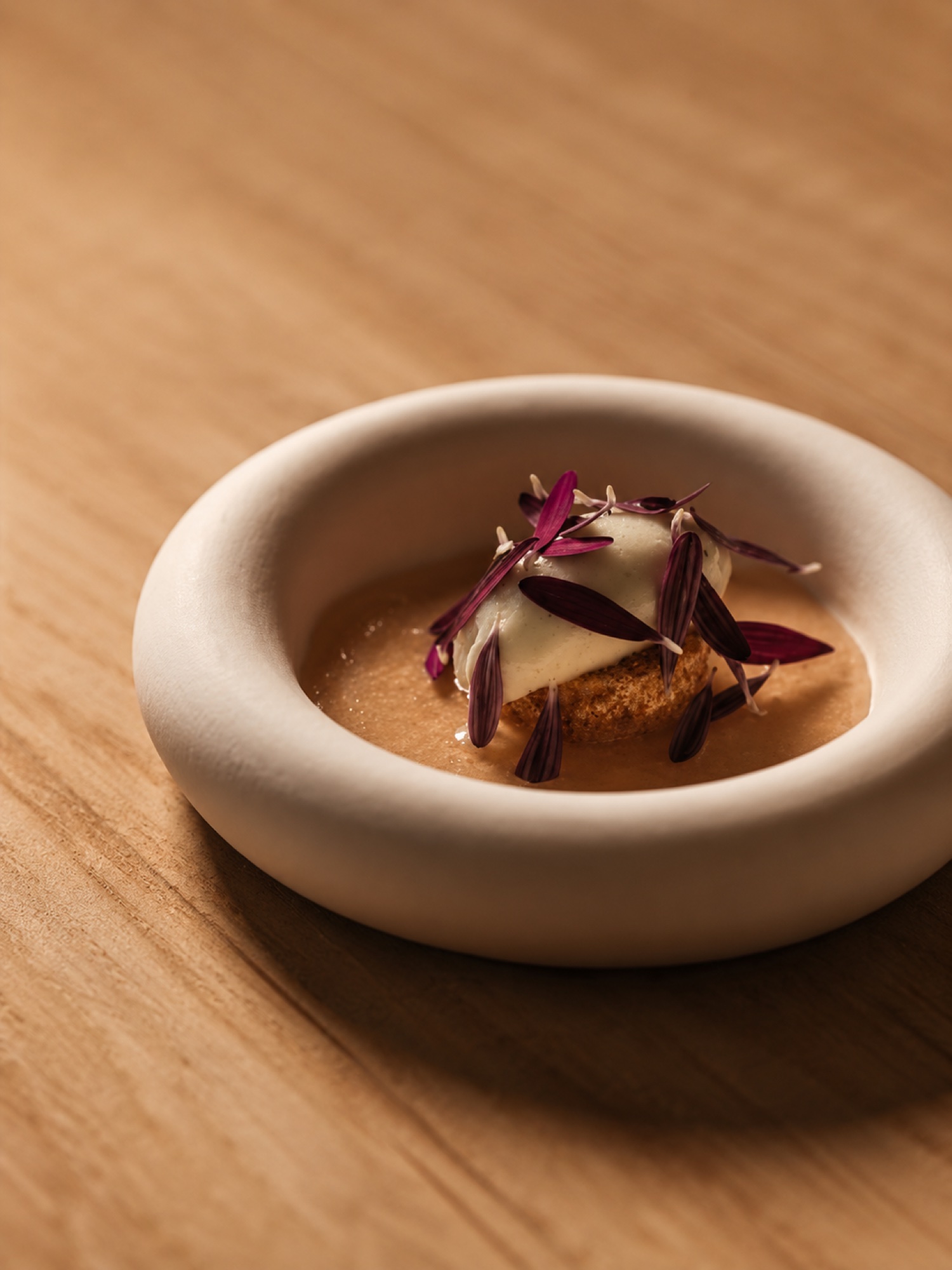 Detalle de alta cocina con flores comestibles de Ibiza Púnica